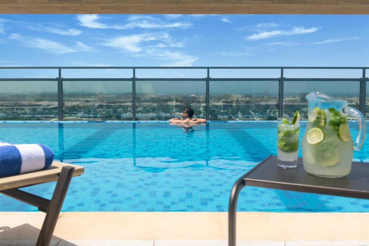 Swissotel Living 제다 외부 사진 The swimming pool at the hotel