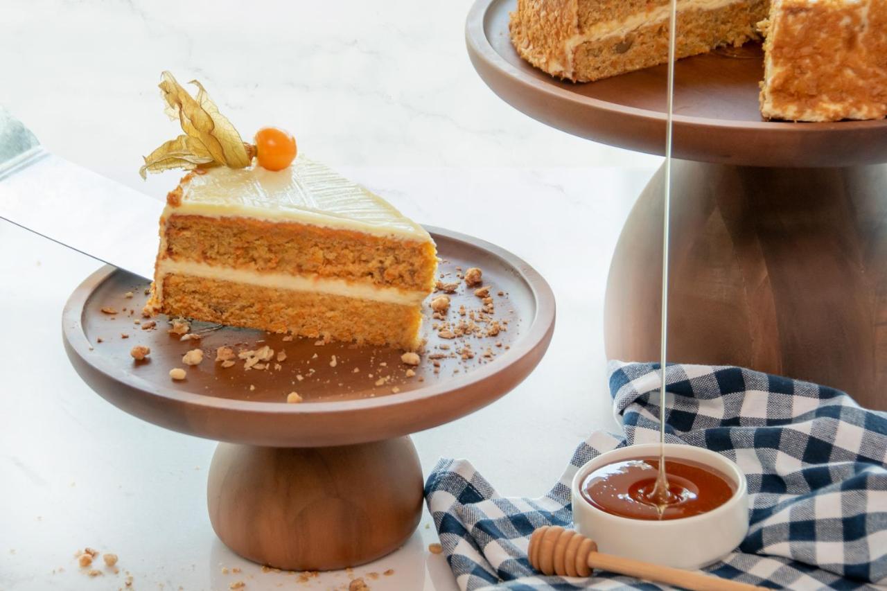 Swissotel Living 제다 외부 사진 Honey being drizzled over a cake