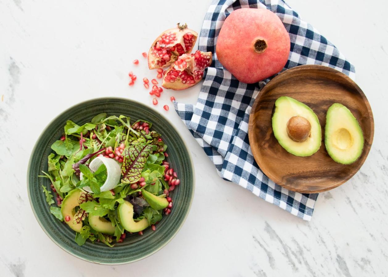 Swissotel Living 제다 외부 사진 A salad with pomegranate seeds