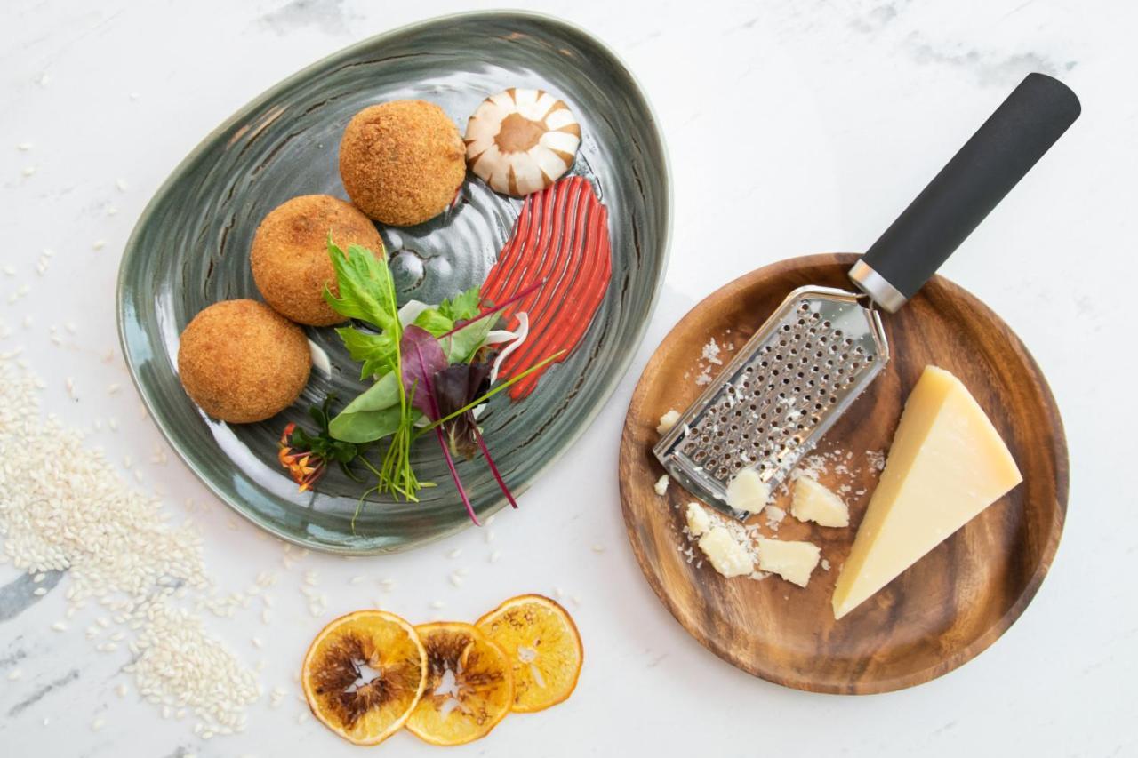 Swissotel Living 제다 외부 사진 A grater in use
