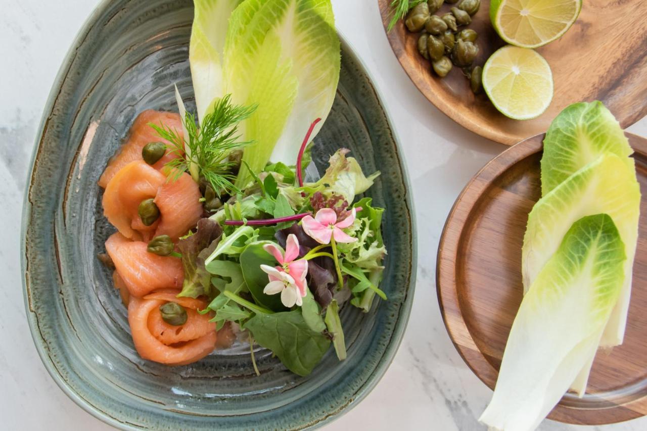 Swissotel Living 제다 외부 사진 A salad with smoked salmon