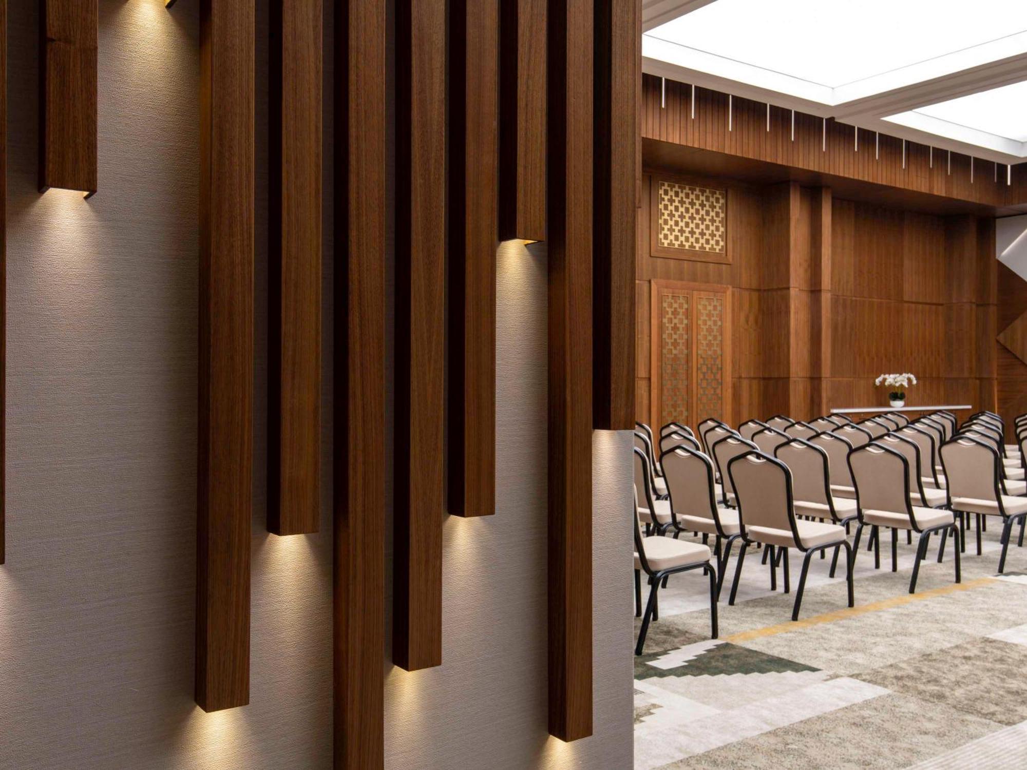 Swissotel Living 제다 외부 사진 The interior of the main conference hall