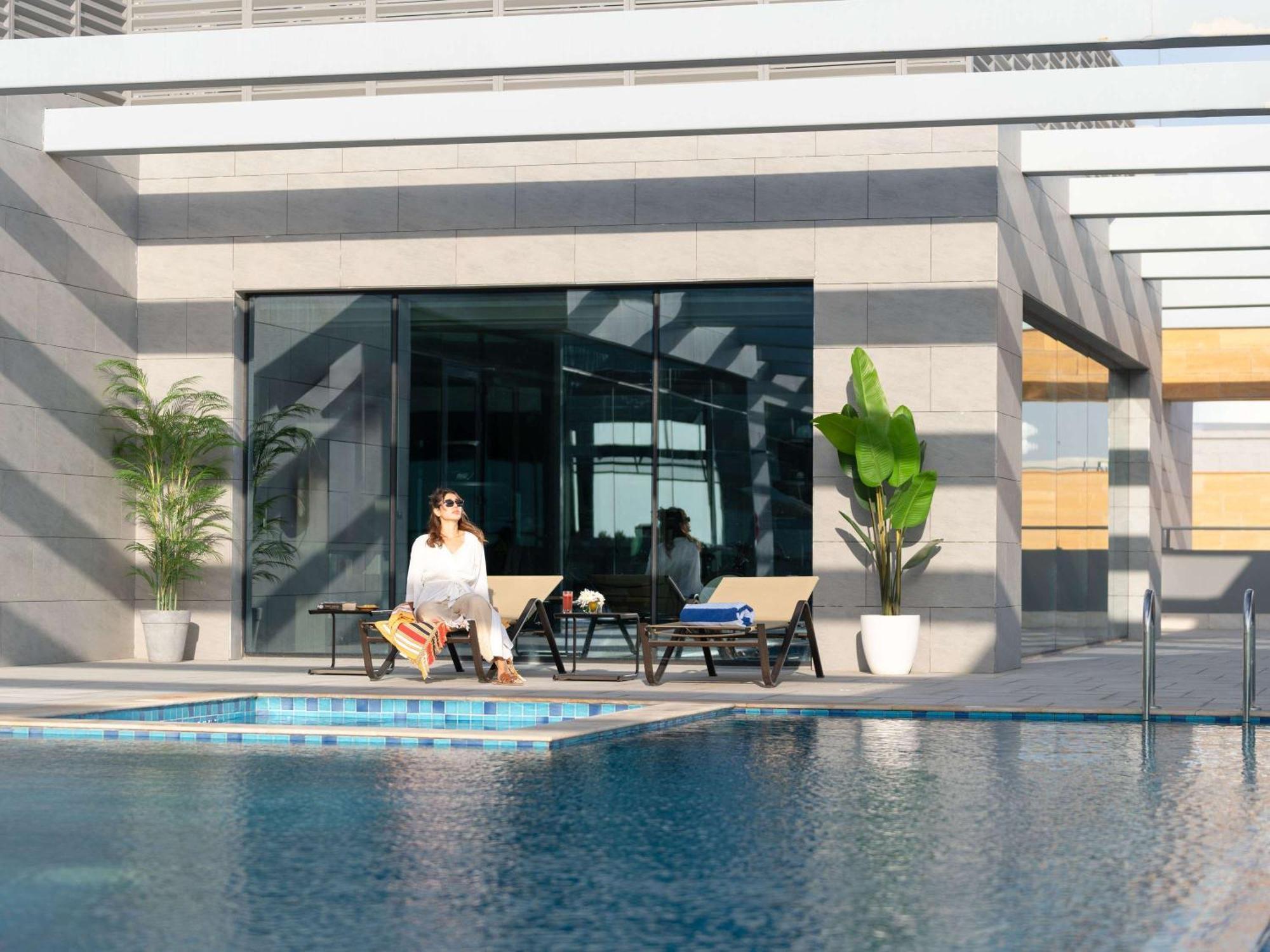 Swissotel Living 제다 외부 사진 The swimming pool at the hotel