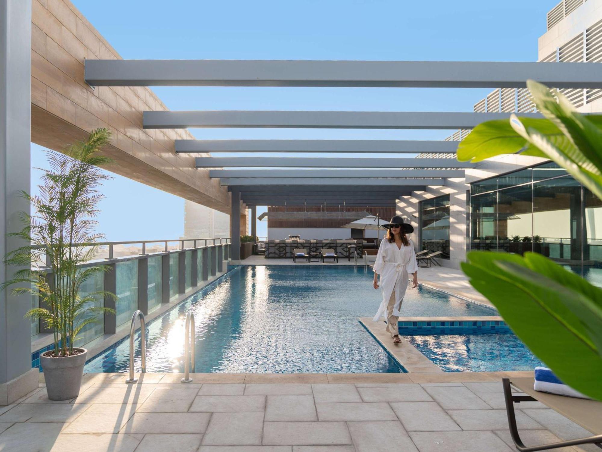 Swissotel Living 제다 외부 사진 The swimming pool at the hotel