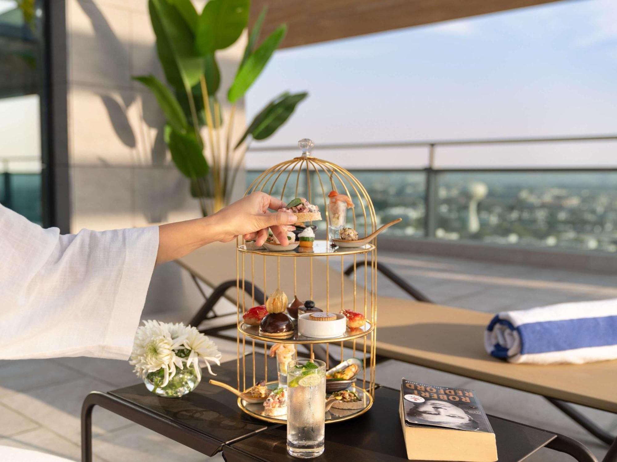 Swissotel Living 제다 외부 사진 Afternoon tea at the pool deck