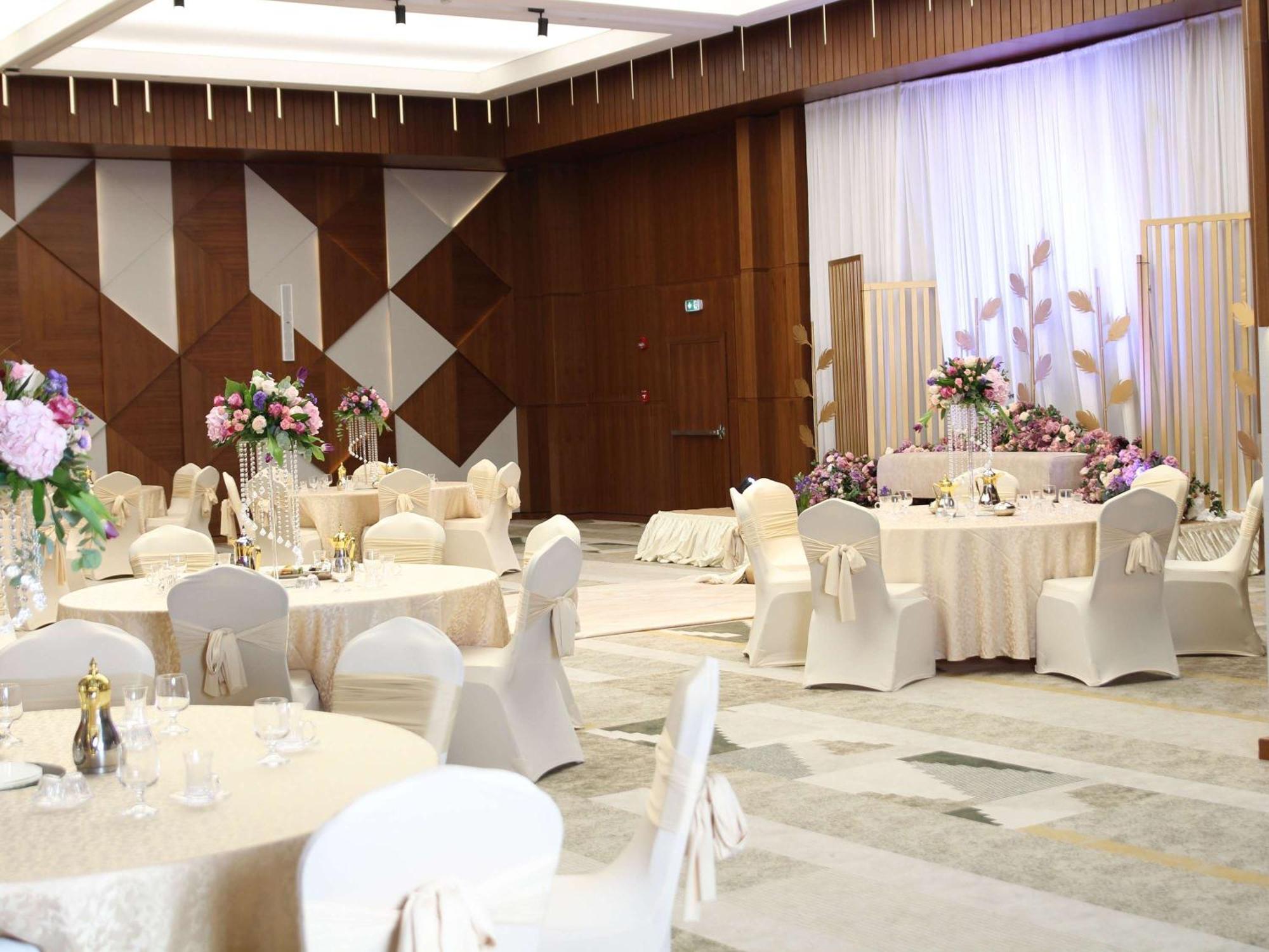 Swissotel Living 제다 외부 사진 A wedding reception at the Grand Ballroom