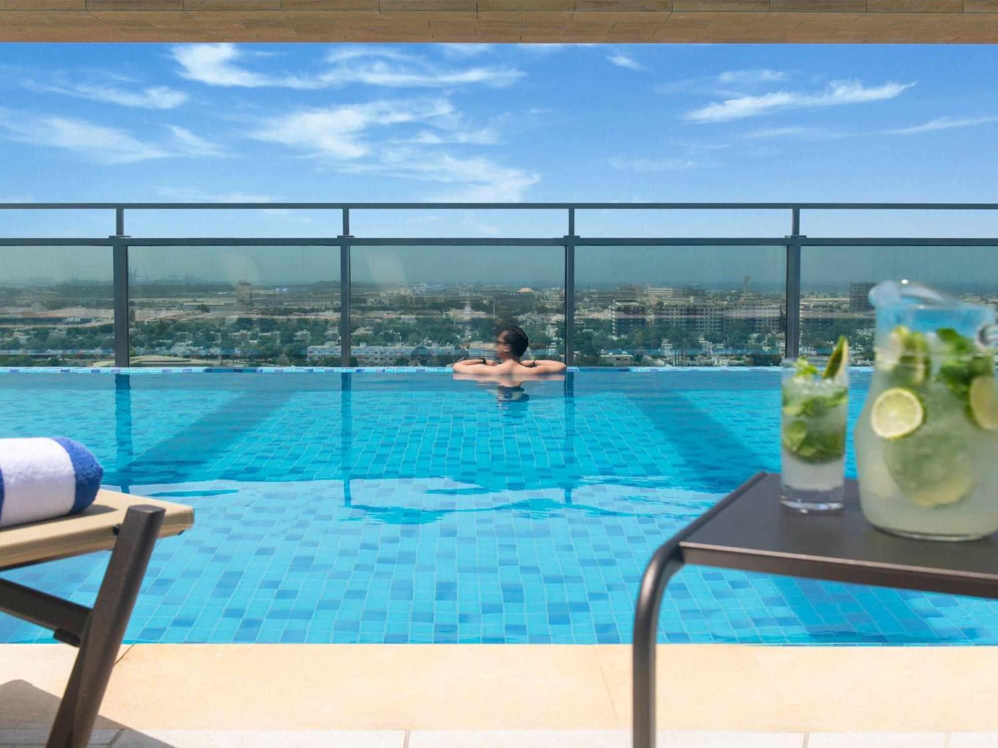 Swissotel Living 제다 외부 사진 The swimming pool at the hotel